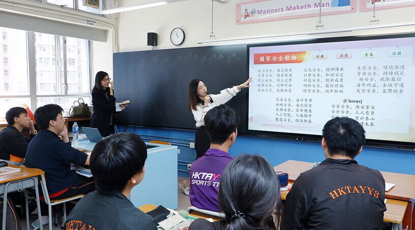 林詠茵博士帶領學生一起唱《國家安全歌曲》作熱身