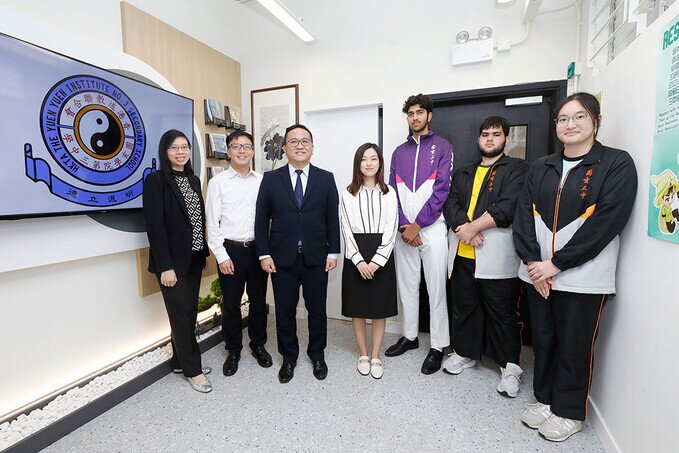 香港道教聯合會圓玄學院第三中學是首批參與計劃的學校，賴俊榮校長（左三）與三位學生（左五至左七：Zain、Kabeer和麥敏晴）都很欣賞課程的安排。