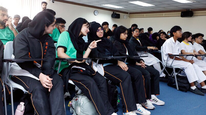 非華語學生熱烈參與討論，氣氛熾熱。