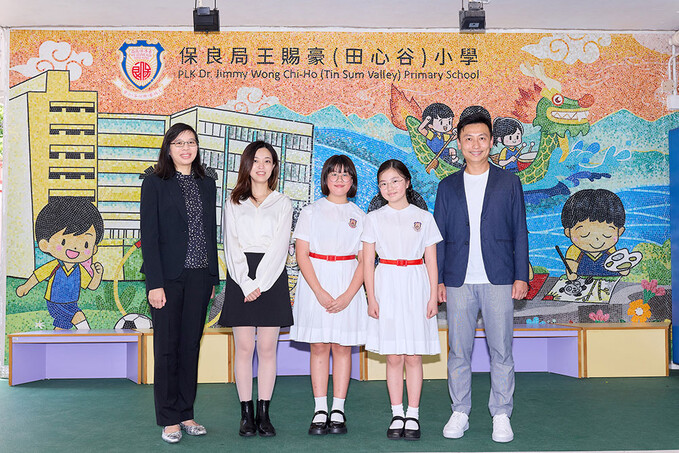 畢錦龍校長(右一)期望學生通過講座加深對國家安全和國家成就的了解;鄭映琳同學(右二)和黃戴安娜同學(右三)形容過程好玩有趣。