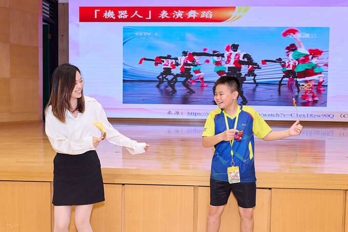 林博士與學生一起玩遊戲,模仿機械人跳舞。