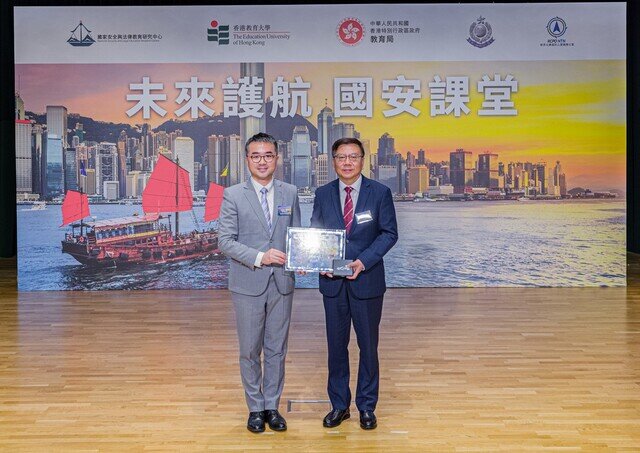 署理教育局局長施俊輝博士向主講嘉賓致送紀念品，感謝其支持是次教師培訓活動。