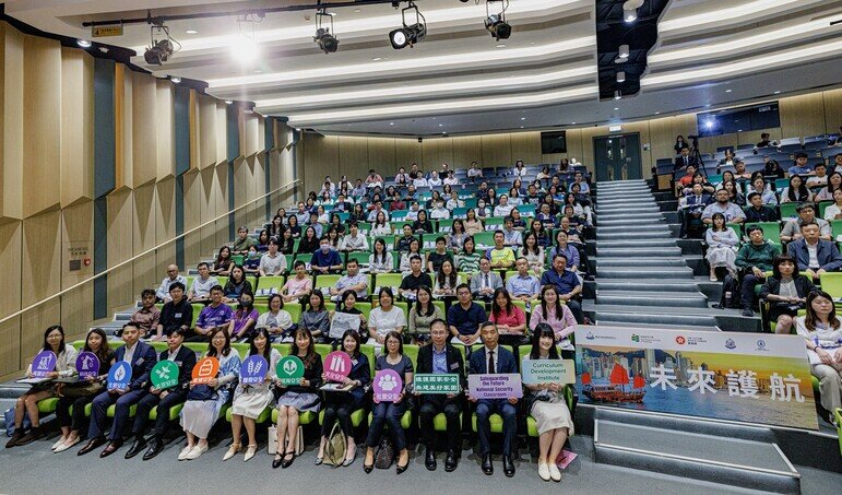 參與教師及教育工作者於活動上合照，展示不同國家安全教育範疇的學習元素。