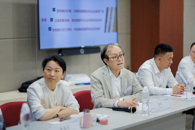 華東政法大學葉青教授於研討會上參與討論。