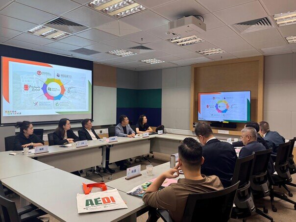 Representatives of EdUHK introduce the University’s academic structure and educational development directions to the SWUPL delegations