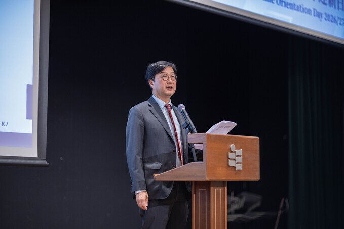 Dr Henry Ho Kin-chung, Member of the EdUHK Council, delivers the welcome address at the Orientation Day.