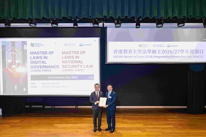 Professor Gu Minkang, Director of the National Security and Legal Education Research Centre presents a certificate of appreciation to Dr Sze Chun-fai Jeff in recognition of his support for the Master of Laws programmes’ Orientation Day.