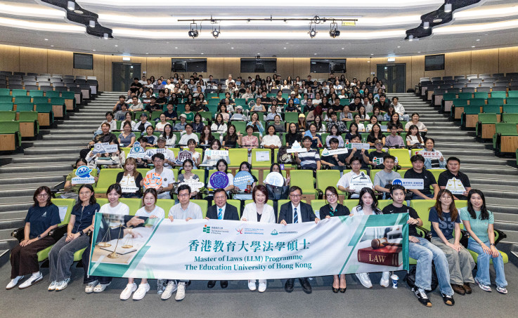 Hon Professor Starry Lee Wai-king poses for a group photograph with participants of the lecture.