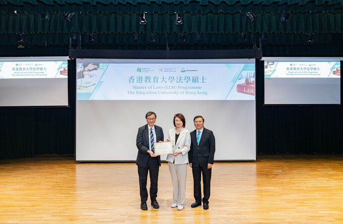 Professor John Lee Chi-Kin, JP, President of EdUHK and Director of AAPSEF (left), presents a certificate of appreciation to Dr Starry Lee Wai-king (centre). They are joined by Professor Gu Minkang, JP (right), Director of the National Security and Leg