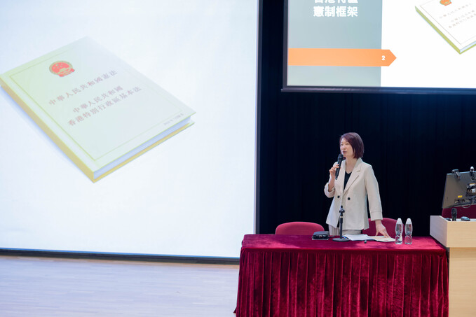 Hon Professor Starry Lee Wai-king delivers her lecture, titled “Understanding the Basic Law and the Constitution”.