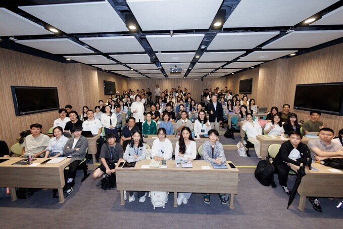 全體同學認真學習李博士的演講