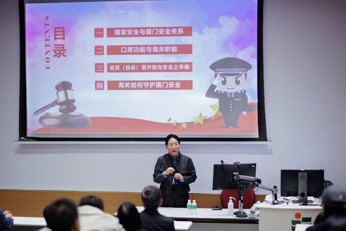 Professor Wang systematically explained the functions of customs in safeguarding national security.